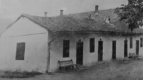 Stara školska zgrada niže gimnazije na mestu "crkvenih dućana"